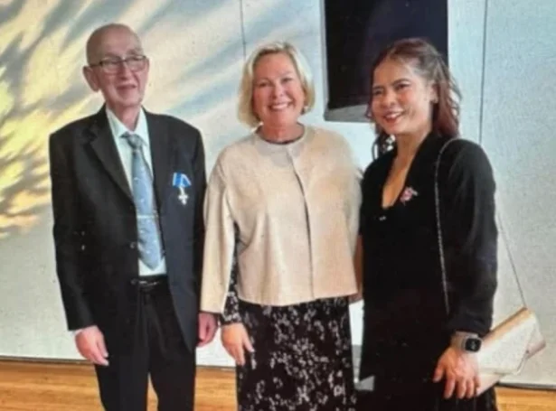 Íslendski forsetin Halla Tómarsdóttir heilsar her uppá Anfinn Jensen og frú Jensen á samkomu í Norðurlandahúsinum.