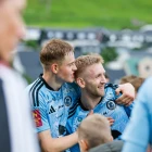 Jørgen Nielsen og Jákup Johansen í fagnaði eftir steypasigurin á HB í síðstu viku. Í dag vunnu teir á B36 - har Jákup Johansen fekk høvuðsleiklut (Mynd: Jens Kr. Vang)