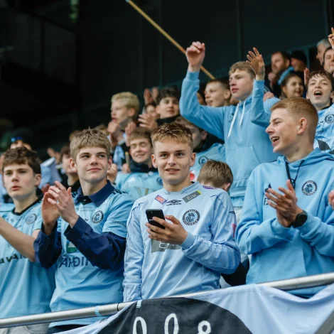 Víkingar kunnu eftir 4-0 sigurin hóskvøldið fyri 11. ferð skriva finaludagfestinina niður. Sum vant, tá KÍ og Víkingur spæla finalu, verður tað gott huglag á áskoðaraplássunum (Mynd: Jens Kr. Vang)