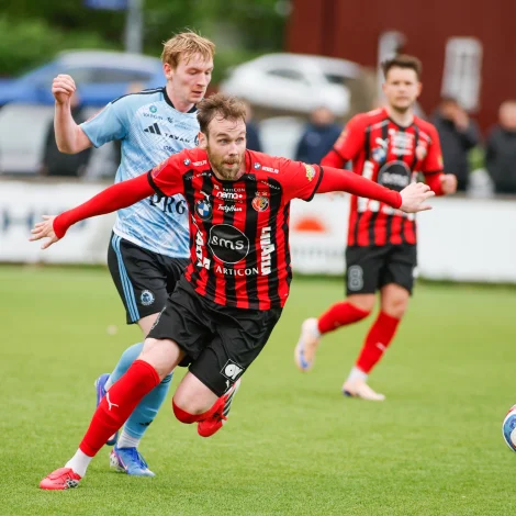 HB og Víkingur bresta saman í Sarpugerði í kvøld, har vinnarin fær 3. plássi - fyri tveimum mánaðum síðani sendi Víkingur HB úr steypakappingini við 4-0 sigri í seinni hálvfinaluni (Mynd: Jens Kr. Vang)