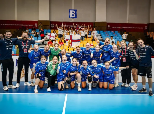 Føroyskir spælarar, venjarar, hjálparfólk og fjepparar í ovfarakæti (Mynd: IHF / Kolektiff / Sasa Pahic Szabo)