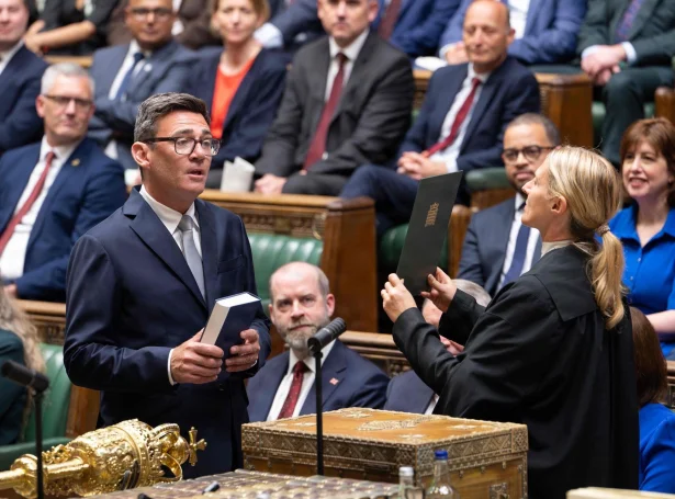 Andy Burnham sæst her verða svorin í eið sum ráðharri - hann ætlar eisini at vera forsætisráðharri. Men longu nú óttast fleiri eitt møguligt samstarv við Ed Milliband (Mynd: AFP/Ritzau Scanpix)