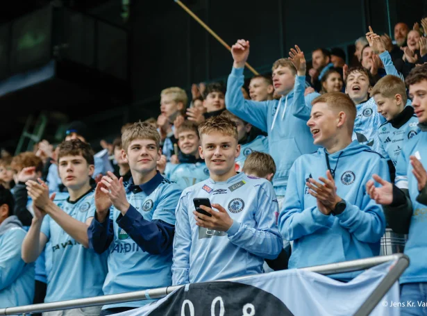 Víkingar kunnu eftir 4-0 sigurin hóskvøldið fyri 11. ferð skriva finaludagfestinina niður. Sum vant, tá KÍ og Víkingur spæla finalu, verður tað gott huglag á áskoðaraplássunum (Mynd: Jens Kr. Vang)