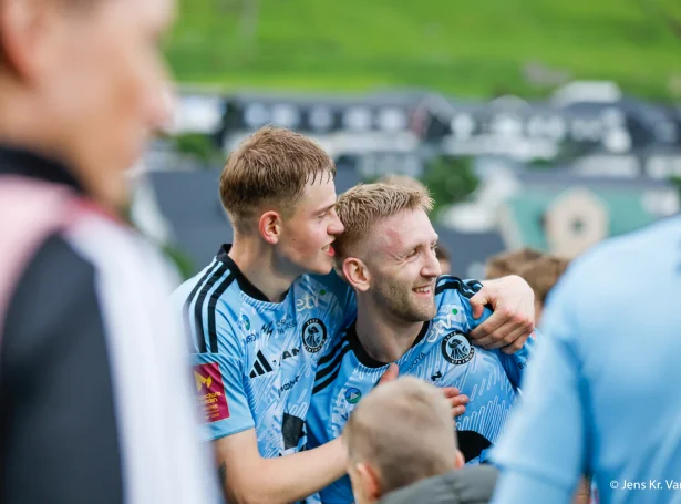 Jørgen Nielsen og Jákup Johansen í fagnaði eftir steypasigurin á HB í síðstu viku. Í dag vunnu teir á B36 - har Jákup Johansen fekk høvuðsleiklut (Mynd: Jens Kr. Vang)