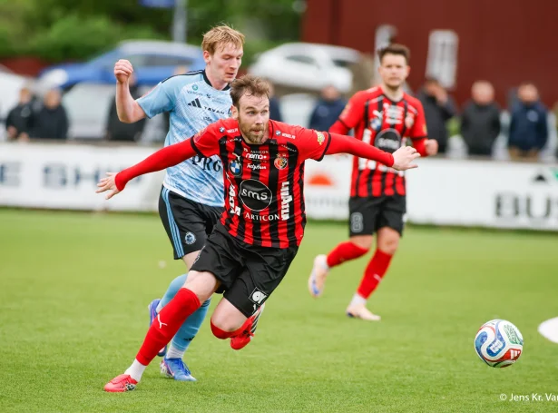HB og Víkingur bresta saman í Sarpugerði í kvøld, har vinnarin fær 3. plássi - fyri tveimum mánaðum síðani sendi Víkingur HB úr steypakappingini við 4-0 sigri í seinni hálvfinaluni (Mynd: Jens Kr. Vang)