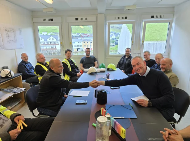 Jan Petersen, nevndarformaður í KG og stjóri í Christian í Grótinum, og Kjartan Hansen, stjóri í Kanjon taka lógvatak (Mynd: Norðlýsið)