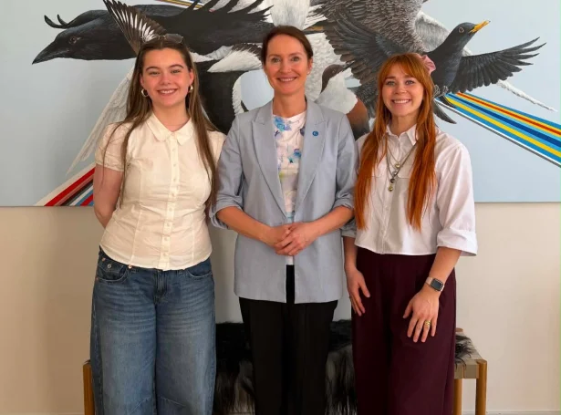 Bjørg Brynhildardóttir Egholm (t.v.) og Sunnvá Dahl Høgfeldt (t.h.), her saman við Kristinu Háfoss úr Norðurlandaráðnum