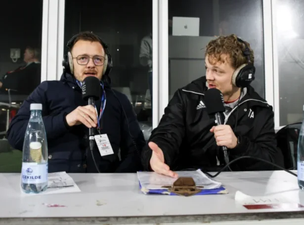 Eli Simonsen og Trygvi Absalonsen vera til reiðar við mikrofonirnar í dag (Mynd: Sverri Egholm)