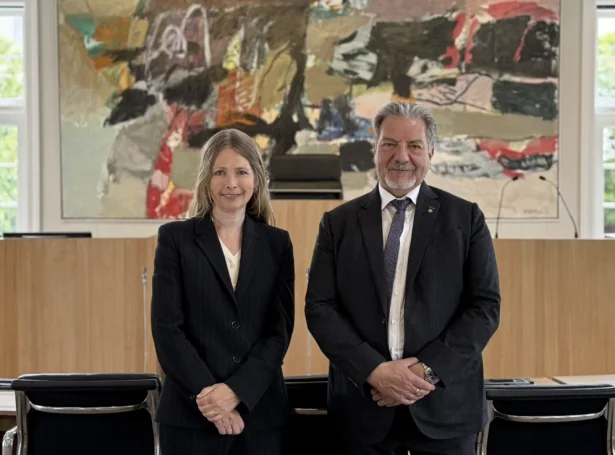 Tone Allers, norsk sendikvinna í Danmark og Johan Dahl, løgtingsformaður (Mynd: Logting.fo)