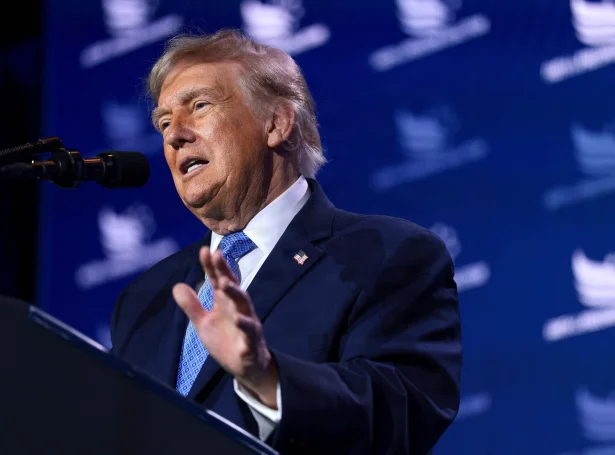 Amerikanski forsetin, Donald Trump leggur Iran undir at hava brotið avtaluna um vápnahvíld og hóttir samstundis Iran við at taka uppaftur álop á Iran (Mynd: Anna Moneymaker/AFP/Ritzau Scanpix)