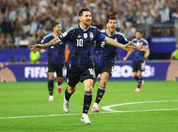 Lionel Messi skoraði aftur í nátt - hesaferð sum innskiftari og eftir beinleiðis fríspark. Toppskjúttin í HM 2026 og í HM yvirhøvur hevur Kap Verde á skránni seint fríggjakvøldið. Argentinsku heimsmeistararnir munnu vera størstu favorittarnir í 1/16-finalunum (Mynd: Hannah Mckay/Reuters/Ritzau Scanpix)