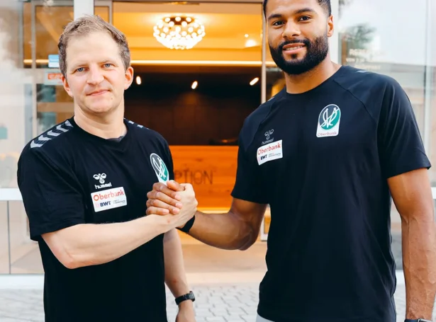Wolfgang Fiala og Samuel Johansen Chukwudi etir at skiftið hjá føroyinginum úr SJK var almannakunngjørt (Mynd: www.svried.at)