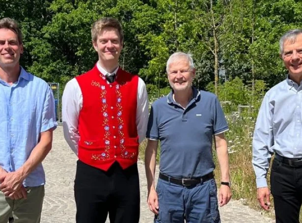 Teitur Hansen saman við metingarnevdini beint eftir verjuna (Privatmynd/gransking.fo)