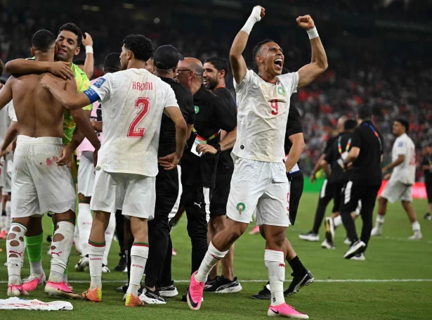 Marokko hevur aftur gjørt tað: Bast stórari evropeiskari fótbóltstjóð og sent hana út av HM-endaspælinum. Ringa gongdin hjá Niðurlondum í brotsparkskappingum heldur fram (Mynd: Alfredo Estrella/AFP/Ritzau Scanpix)