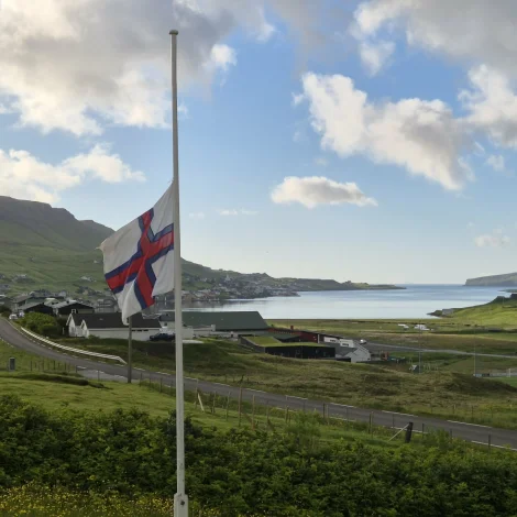 Í morgun árla varð flaggið vundið á hálva stong í Trongisvági