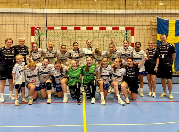Eftir at liðini høvdu fylgst, bleiv ein trý-máls munur við steðgin 10-7 til Kekkia. Men Føroyar løgdu út sum eitt óløgi eftir steðgin og vunnu spennandi dystin (Mynd: Hondbóltssamband Føroya)
