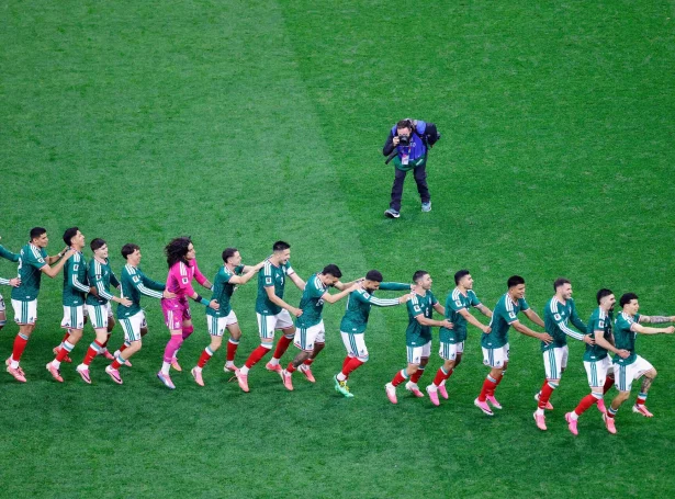 Stórur meksikanskur fagnaður eftir fyrsta sigurin í HM knock-out dysti í 40 ár - tað var seinast Meksiko hýsti HM (Mynd: Rodrigo Oropeza/AFP/Ritzau Scanpix)