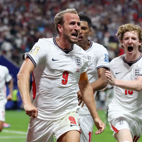Framúr mál, frammum Pelé á samanlagda HM-málskjúttalistanum og Ongland víðari til áttandapartsfinalurnar. Harry Kane heldur fram fyri Ongland (Mynd: Richard Pelham/AFP/Ritzau Scanpix)
