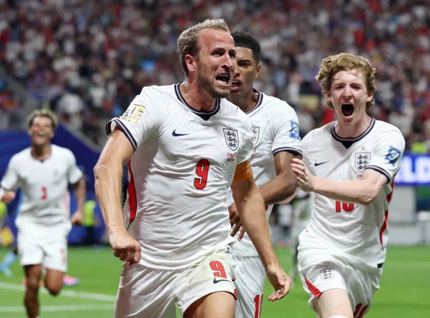 Framúr mál, frammum Pelé á samanlagda HM-málskjúttalistanum og Ongland víðari til áttandapartsfinalurnar. Harry Kane heldur fram fyri Ongland (Mynd: Richard Pelham/AFP/Ritzau Scanpix)