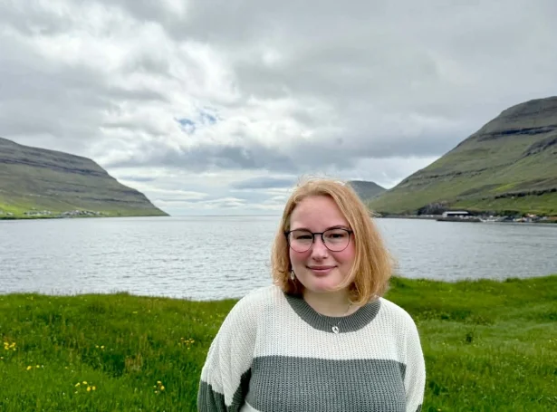 Hilda hevur undirvísingarligar og námsfrøðiligar royndir í fólkaskúlanum. Eisini hevur hon royndir á serøkinum (Mynd: undirvising.fo)