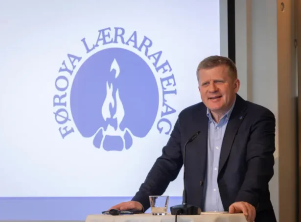 - Tað eru tíbetur fleiri føst størv, men tíðaravmarkaðu størvini eru enn alt ov nógv í tali, og nógv meira enn tað eru lærarar í farloyvi, barnsburðarfarloyvi og sum eru sjúkraskrivaðir. Lærarafelagið hevur víst á, at trupulleikin fyri stóran part liggur í játtanarskipanini til skúlarnar og í, at hvør skúli er sítt egna setanarøki, sigur Jacob Eli S. Olsen, formaður Føroya Lærarafelags, í sambandi við ársfrágreiðingina (Mynd: skulabladid.fo)