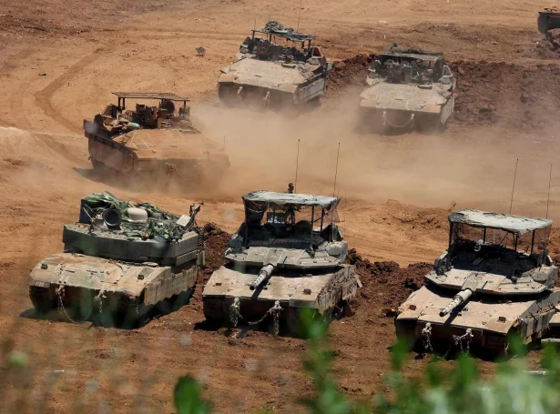 Ísraelskir stríðsvognar á markinum millum Ísrael og Libanon (Mynd: Jack Guez/AFP/Ritzau Scanpix)