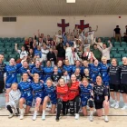 Føroysku U16-kvinnurnar spældu sín besta dyst í ársins European Open og vunnu 21-14 eftir hálvleiksstøðuna 11-6 til Føroyar. Hetta er fyrstu ferð at Føroyar vinna á Svøríki á kvinnusíðuni. Føroyar gjørdust við hesum nr. 11 av 20 liðum í kappingini