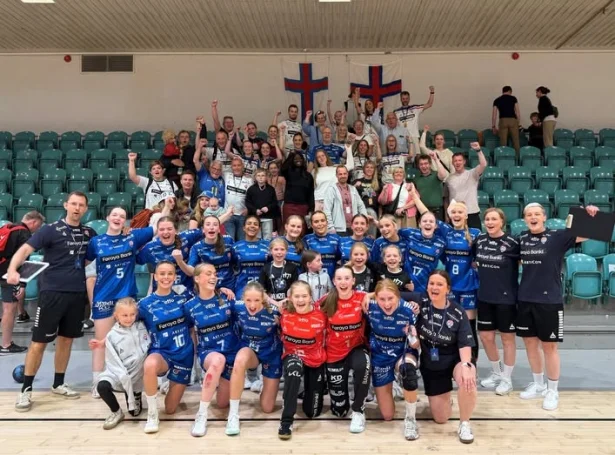 Føroysku U16-kvinnurnar spældu sín besta dyst í ársins European Open og vunnu 21-14 eftir hálvleiksstøðuna 11-6 til Føroyar. Hetta er fyrstu ferð at Føroyar vinna á Svøríki á kvinnusíðuni. Føroyar gjørdust við hesum nr. 11 av 20 liðum í kappingini
