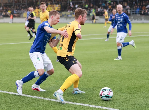 Nógvir nærdystir í 2. hálvleiki, KÍ meira við bóltinum men tað hendi ikki so nógv (Mynd: Sverri Egholm)