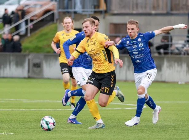Trý stig skilja liðini, sum hava spælt javnt í báðum innanhýsis landskappingardystunum í ár. KÍ hevur betri málúrtøku (Mynd: Sverri Egholm)