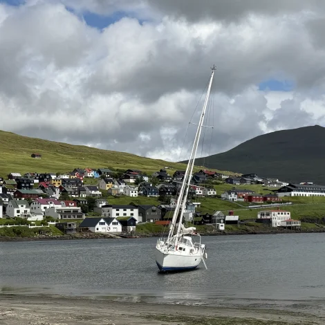 Myndir: Seglbátur á sandinum í Miðvági