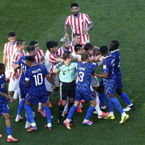 Tað var ikki serliga pent, tá Frakland og Paraguay hittust í Philadelphia, og tað var júst tað, sum teir hjá Paraguay ynsktu. Mbappé og Frakland  fingu tó mál eftir brotsspark og ysnkta útfallið (Mynd: Jeenah Moon/Reuters/Ritzau Scanpix)