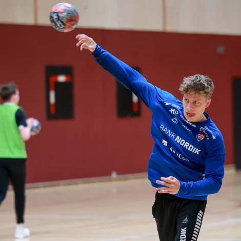Rúnar Hammer, sum dagliga spælir í Danmark, skal taka nógvar vurderingar, nærdystir og skipa føroyska spælið størsta partin av tíðini í EM-endaspælinum. Her sæst hann til venjing í Hoyvík sunnudagin (Mynd: Sverri Egholm)