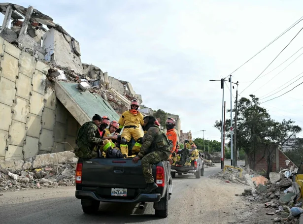 Bjargingarfólk úr Brasil í statinum La Guaira, sum er millum harðast raktu økini (Mynd: Martin Bernetti/AFP/Ritzau Scanpix)