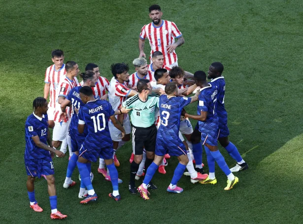 Tað var ikki serliga pent, tá Frakland og Paraguay hittust í Philadelphia, og tað var júst tað, sum teir hjá Paraguay ynsktu. Mbappé og Frakland  fingu tó mál eftir brotsspark og ysnkta útfallið (Mynd: Jeenah Moon/Reuters/Ritzau Scanpix)
