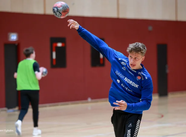 Rúnar Hammer, sum dagliga spælir í Danmark, skal taka nógvar vurderingar, nærdystir og skipa føroyska spælið størsta partin av tíðini í EM-endaspælinum. Her sæst hann til venjing í Hoyvík sunnudagin (Mynd: Sverri Egholm)