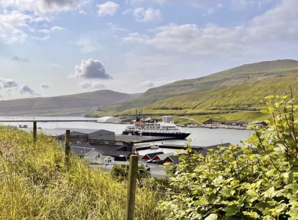 Hebridean Sky er 90,36 metrar langt og hevur pláss fyri 120 ferðafólkum