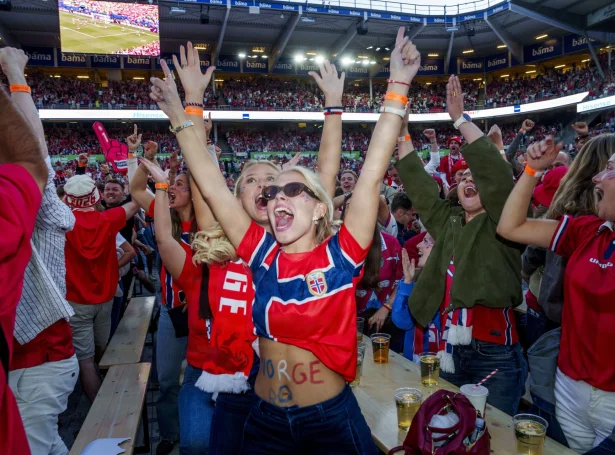 Á Ullevaal leikvøllinum var aftur í gjárkvøldið skipað fyri stórskíggjatiltaki (Mynd: Javad Parsa/NTB/Ritzau Scanpix)