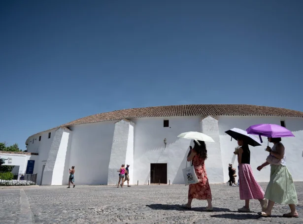 Ferðafólk í suðurspanska býnum Ronda (Mynd: Jorge Guerrero/AFP/Ritzau Scanpix)