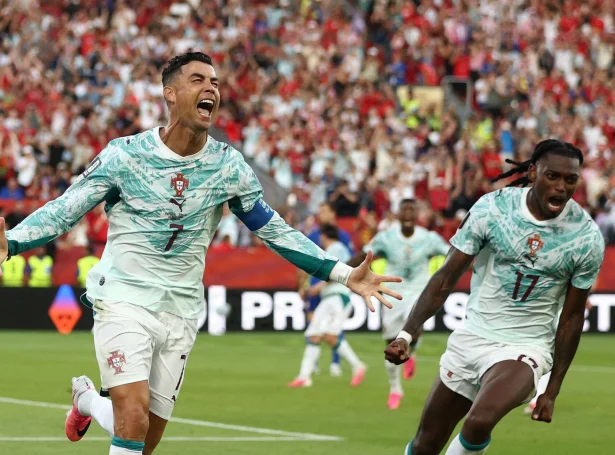 Tað eydnaðist Portugal at koppa Kroatia í 1/16-finaluni, tá Ronaldo og avloysari hansara skoraðu. Nú verður tað eitt stig upp - Spania. Hetta kann gerast seinasti HM-dystur hjá Cristiano Ronaldo (Mynd: Cole Burston/AFP/Ritzau Scanpix)