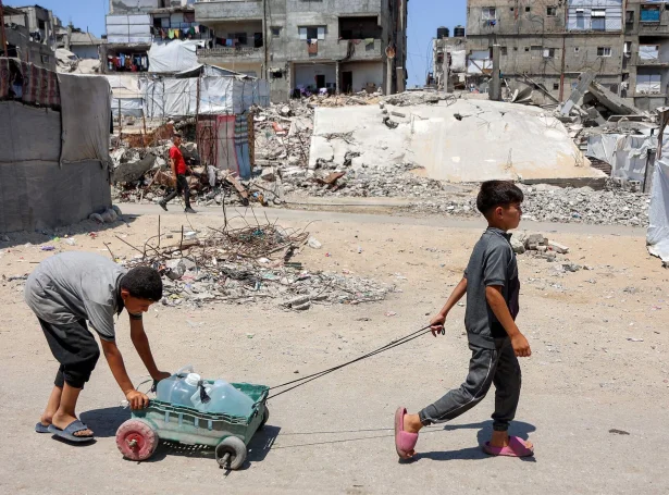 Børn í Gaza býi (Mynd: Omar Al-Qattaa/AFP/Ritzau Scanpix)