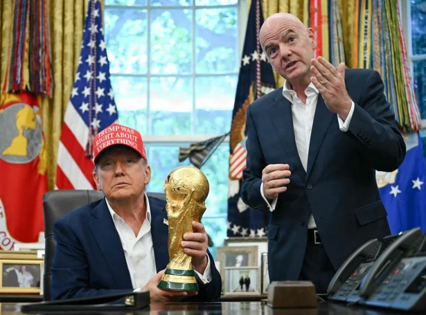 Trump og Infantino hava eitt gott samband og eftir avgerð um at strika leikbann, eru gitingarnar farnar í gongd. Okkurt hava teir báðir váttað (Mynd: Andrew Caballero-Reynolds/AFP/Ritzau Scanpix)