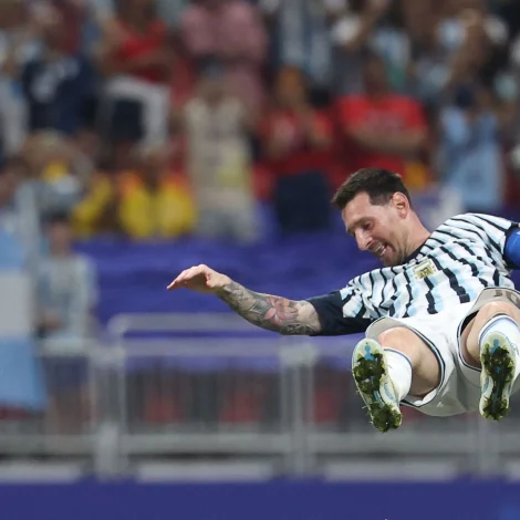 Eftir áttanda málið í HM-endaspælinum og 21. máliå samanlagt í HM-høpi fekk Lionel Messi ein lufttúr. Lágvaksni liðformaðurin hevði stóran leiklut í nærum ótrúligu vendini hjá Argentina (Mynd: Odd Andersen/AFP/Ritzau Scanpix)