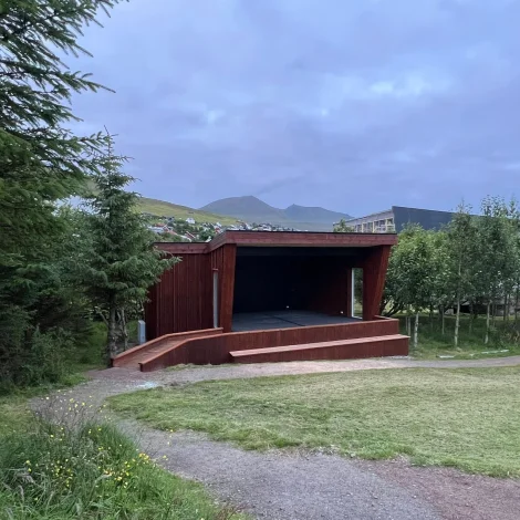 Útipallur er gjørdur í Miðvági