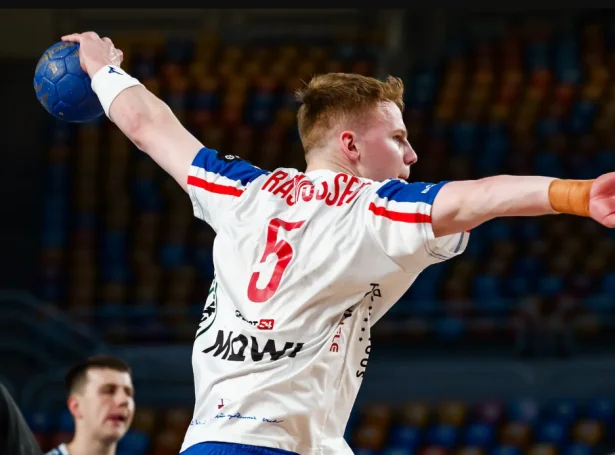 Pauli Rasmussen í dystinum móti Týsklandi í HM-endaspælinum í fjør, har nummar 5 vísti seg væl fram. Hann er eisini á topp-fimm hjá EHF (Mynd: Kolektiff/EHF)
