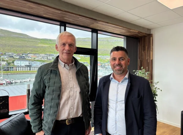 Karl Johansen og David Viaggi á skrivstovuni hjá borgarstjóranum í dag (Mynd: klaksvik.fo)