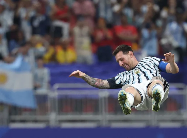 Eftir áttanda málið í HM-endaspælinum og 21. máliå samanlagt í HM-høpi fekk Lionel Messi ein lufttúr. Lágvaksni liðformaðurin hevði stóran leiklut í nærum ótrúligu vendini hjá Argentina (Mynd: Odd Andersen/AFP/Ritzau Scanpix)