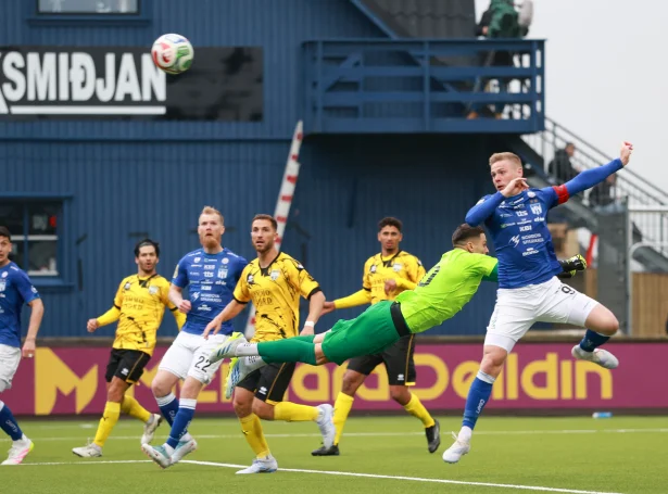 Páll Klettskarð kom, eftir upplegg frá Árna Frederiksberg, undir liðuna á júst Árna Frederiksbeg á evropeiska toppskjúttalistanum fyri føroyskar spælarar. Talan var um frálíkt frísparksinnlegg og flottan stútara (Mynd: Sverri Egholm)