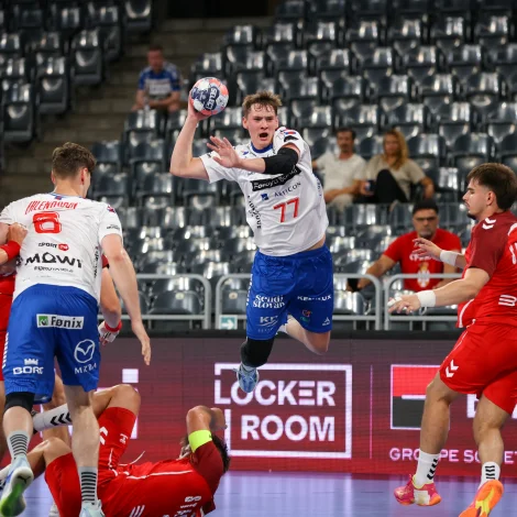 Føroyingar spældu ein flottan fyrra hálvleik móti Serbia og stríddust væl, men tað rakk júst ikki til stig. Harvið er ein sigur eitt krav í dag, um Føroyar skulu víðari úr bólkinum (Mynd: FRH)