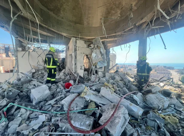 Íbúðarbygningur í Barein, sum varð raktur av iranskari dronu 28. juni (Mynd: Bahrain Police Media/Reuters/Ritzau Scanpix